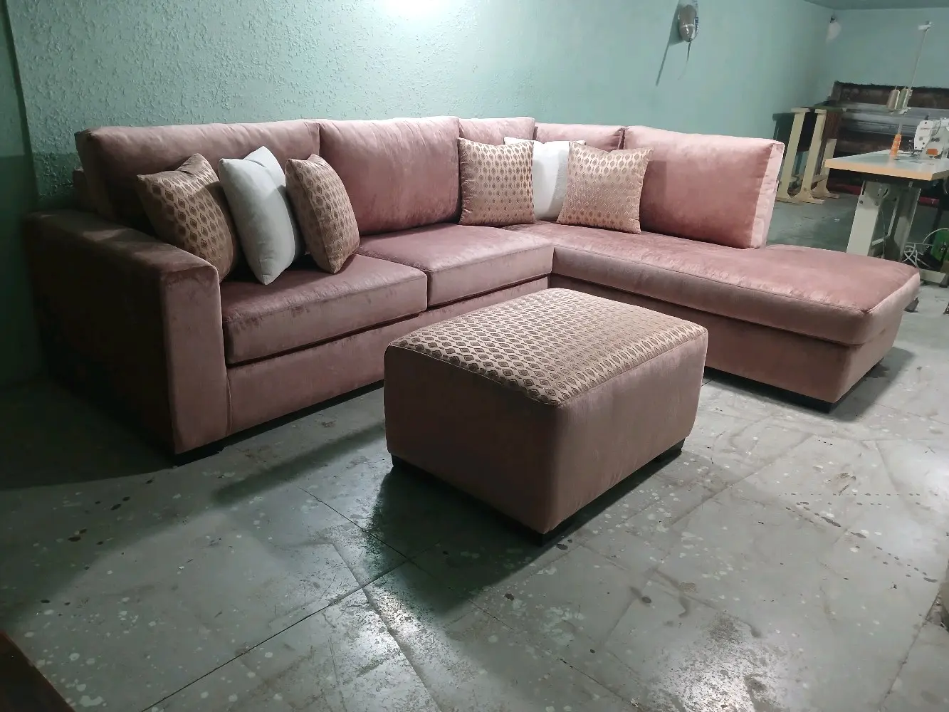 🧵🪡 مشغل بيت التنجيد 🪡🛋️نقوم بـ تنجيد وتفصيل الكنب والكورنرات والتخت بجميع الأشكال