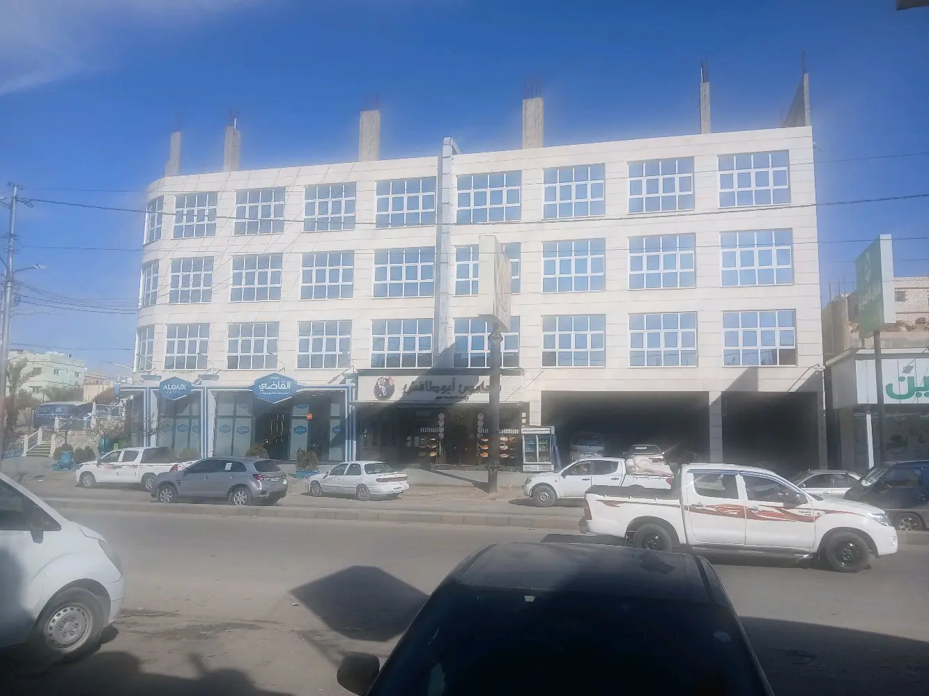 محل للايجار ٣٠٠ متر مربع