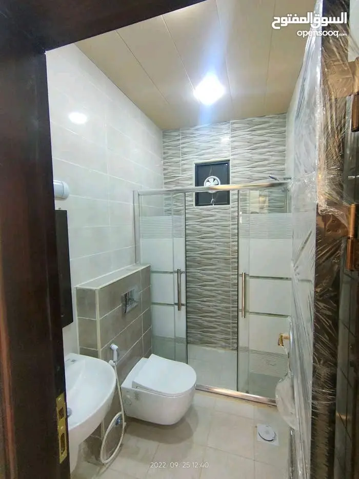 شقة 162 متر مع طاقة شمسية ومطبخ لامينيت عمرها سنتين البيع بسبب السفر