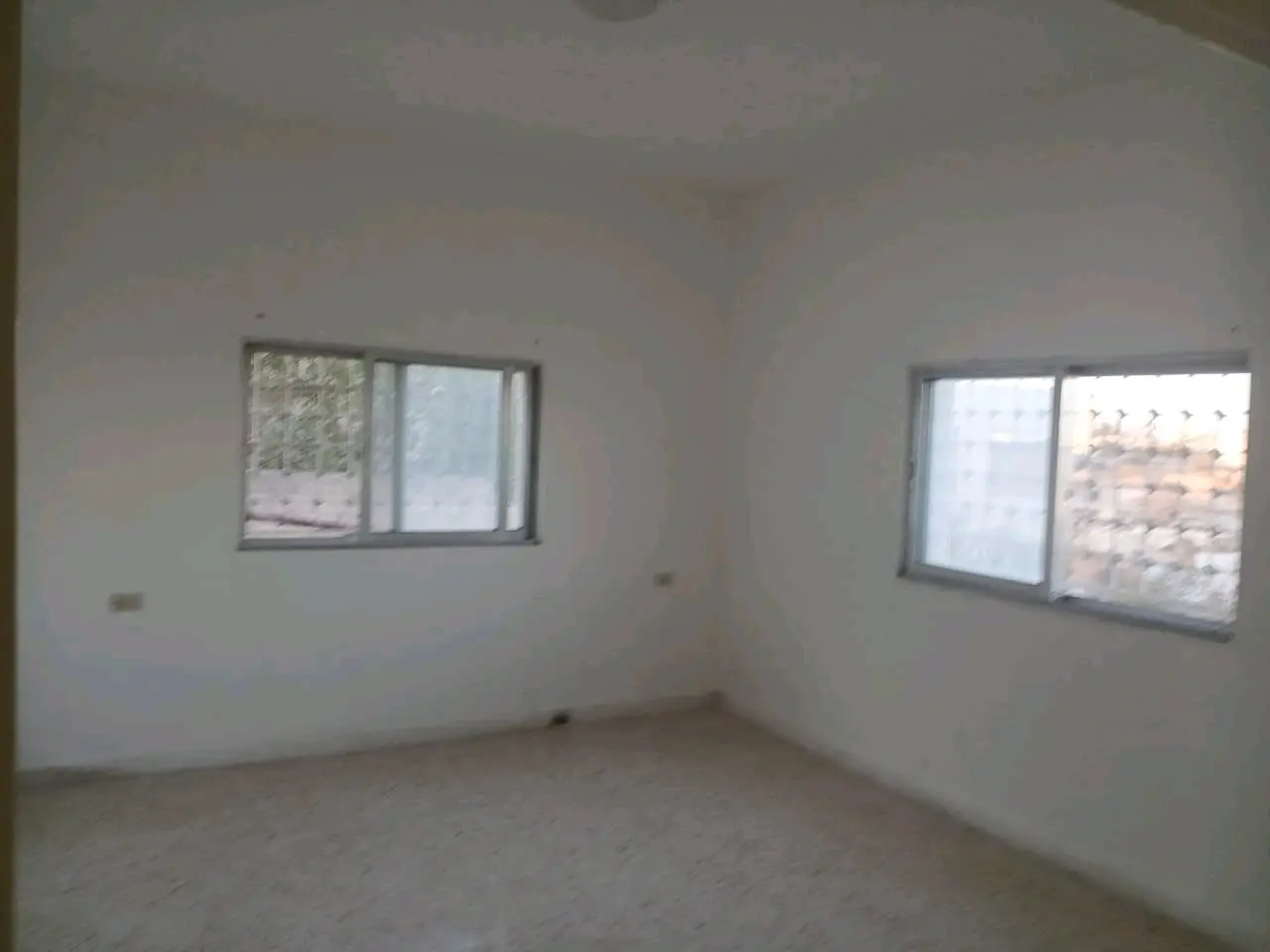 شقة أرضية مع ترس  غرفتين للايجار للعرسان