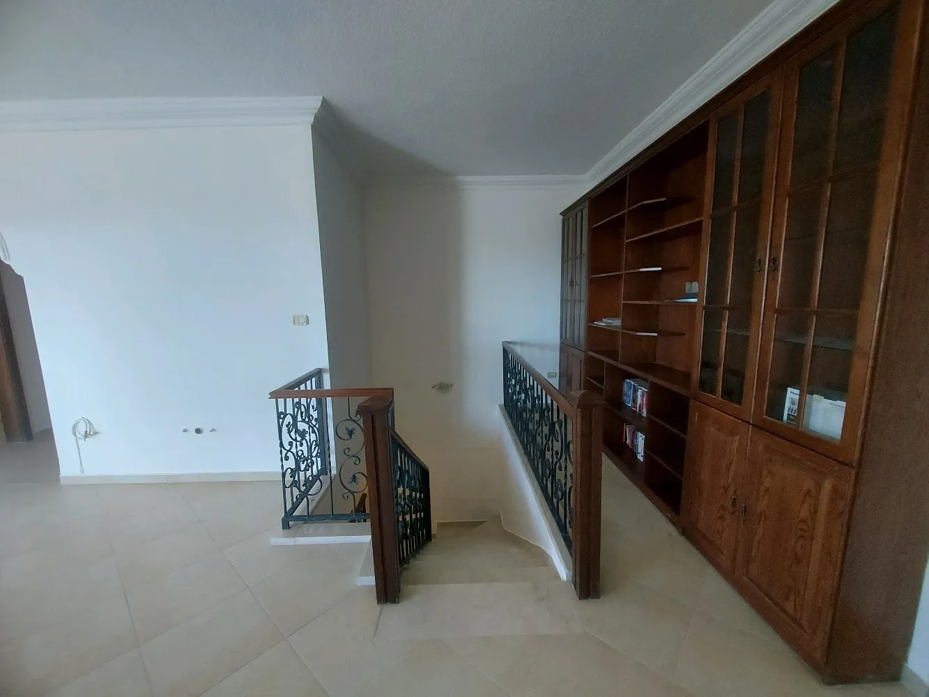 شقة مميزة مع روف ٣٥٠ خلدا