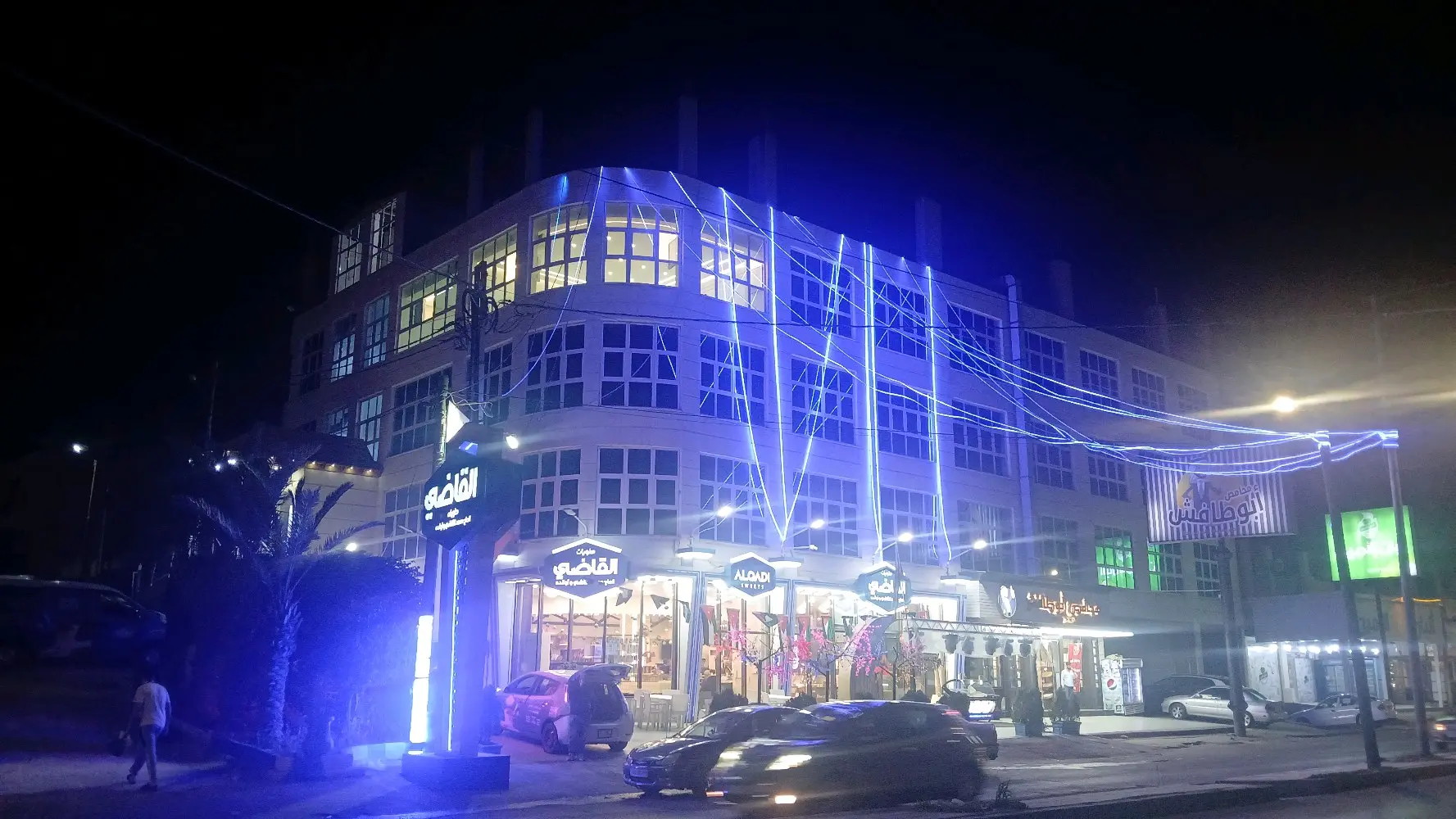 محل للايجار ٣٠٠ متر مربع