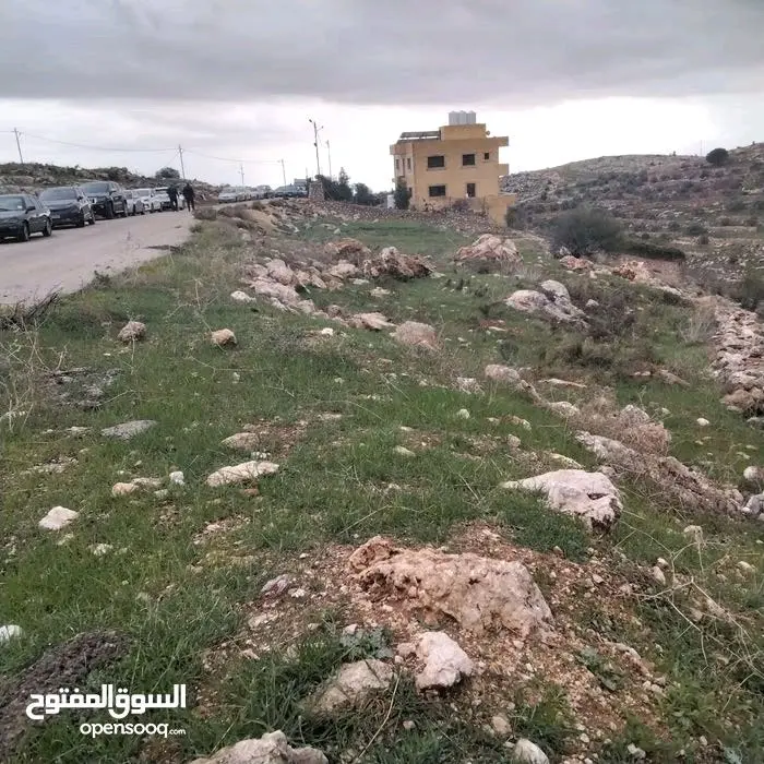 أرض للبيع في السلط( بطنة حوض أم رمانة)، تصلح لبناء مزرعة او فيلا سكنية.