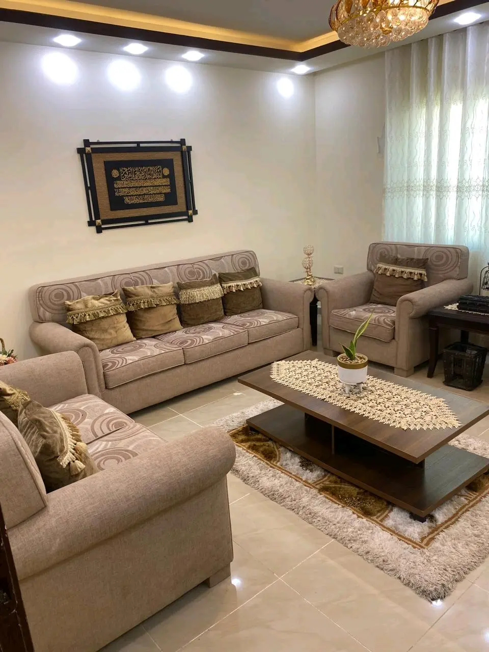 عماره منطقه عمان جبل المناره ٤ طوابق مع روف مسطح الف متر مساحه الارض ٥٣٥ متر مكو