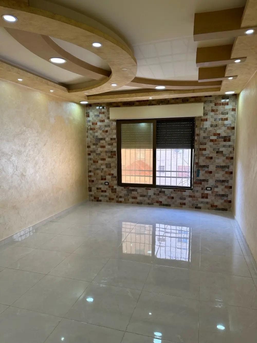 شقه مميزه للايجار قرب اسواق MK الراهبات الورديه/مساحه 165 مناسبه للطلبه الوافدين