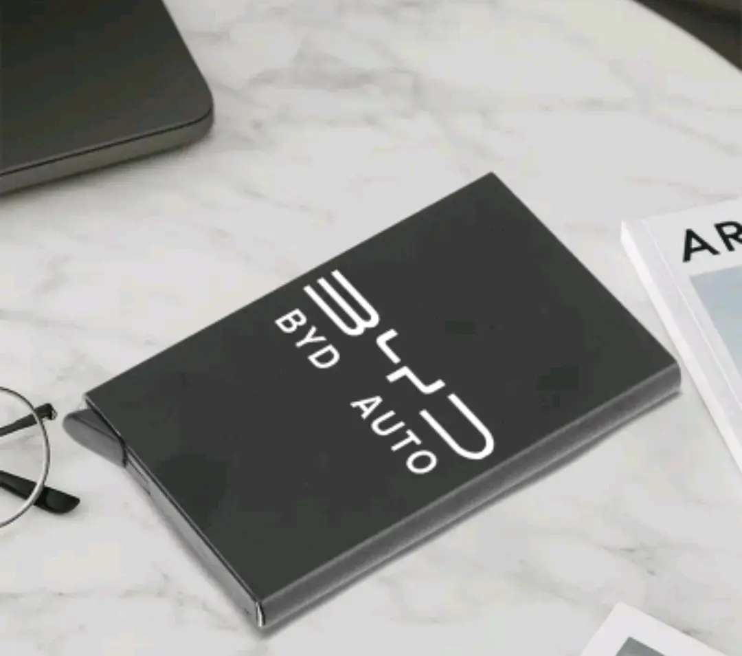 محفظه معدنيه عليه شعار BYD