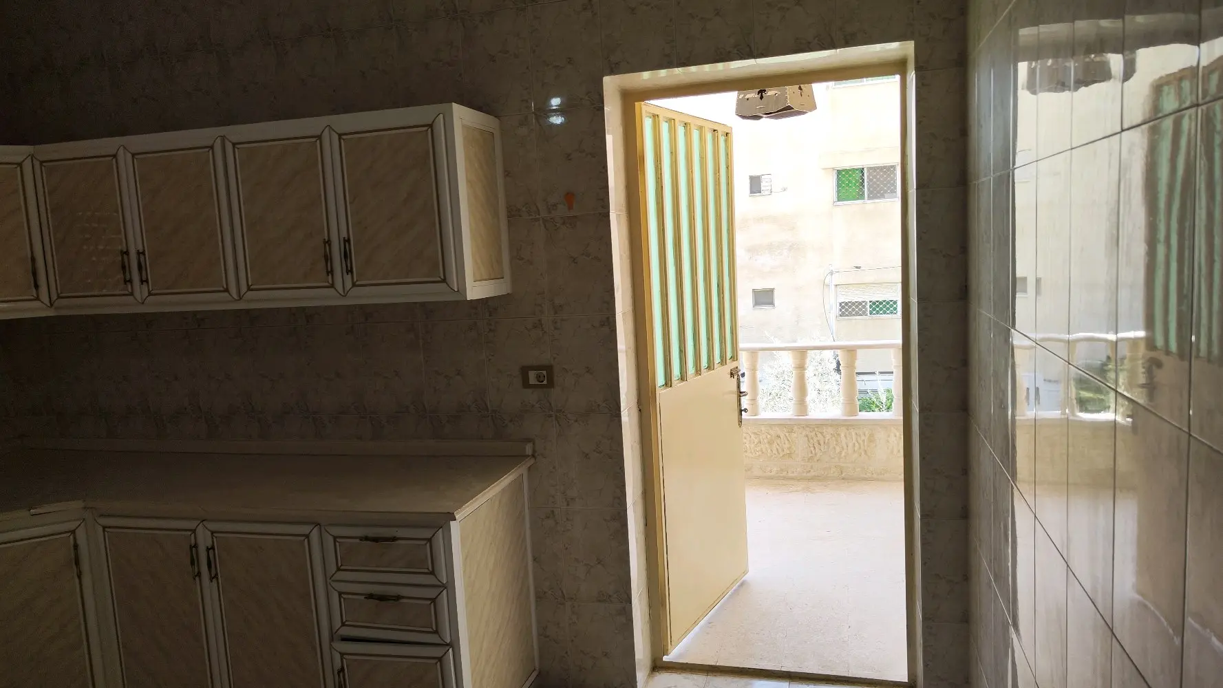 شقه سكنيه للأيجار الربعي في البتراوي خلف الاكاديميه الامريكيه