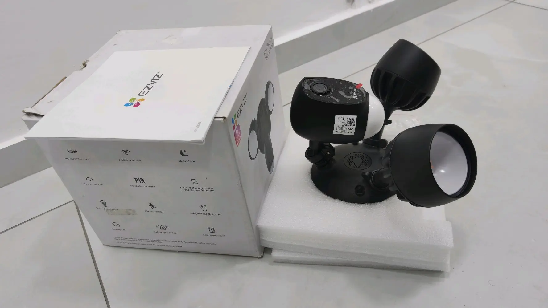 كاميرا مراقبة ذكية EZVIZ LC1C مع كشافات قوية - جديدة (كرتونة مفتوحة)