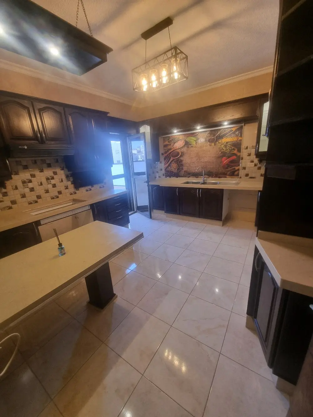 من المالك شقة طابق ثاني مساحة ١٧٧  عمان البيادر اول ابو السوس خلف مسجد حسين خواج