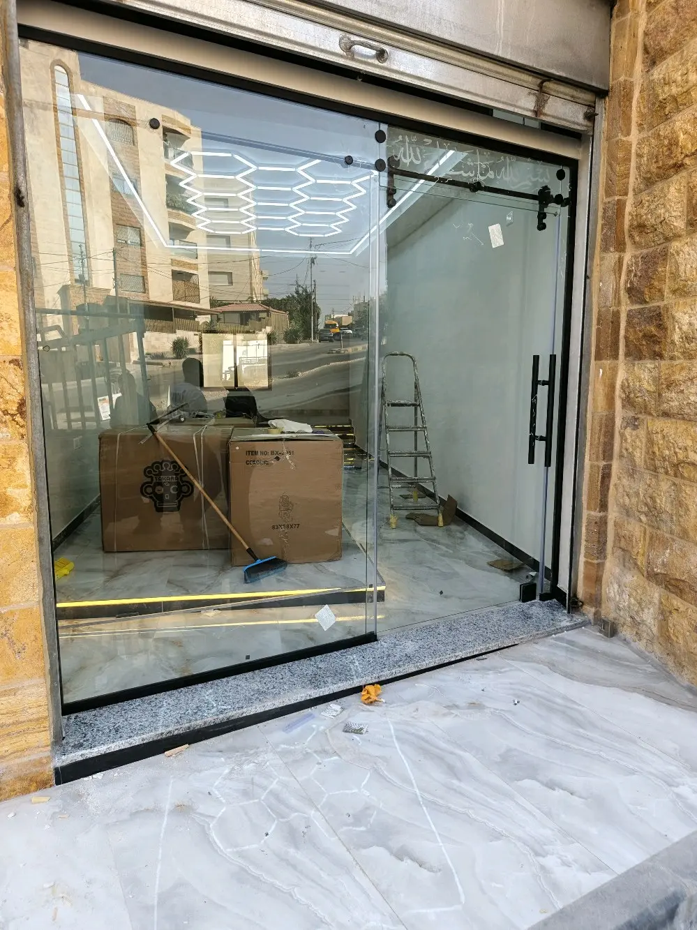 ابوشقرة للسيكوريت والزجاج