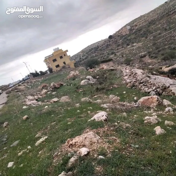 أرض للبيع في السلط( بطنة حوض أم رمانة)، تصلح لبناء مزرعة او فيلا سكنية.