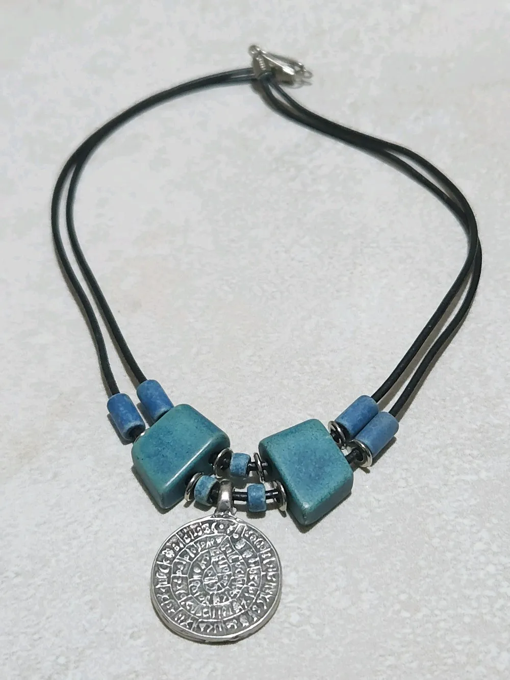 قلادة بوجهين فايستوس من العصر البرونزي