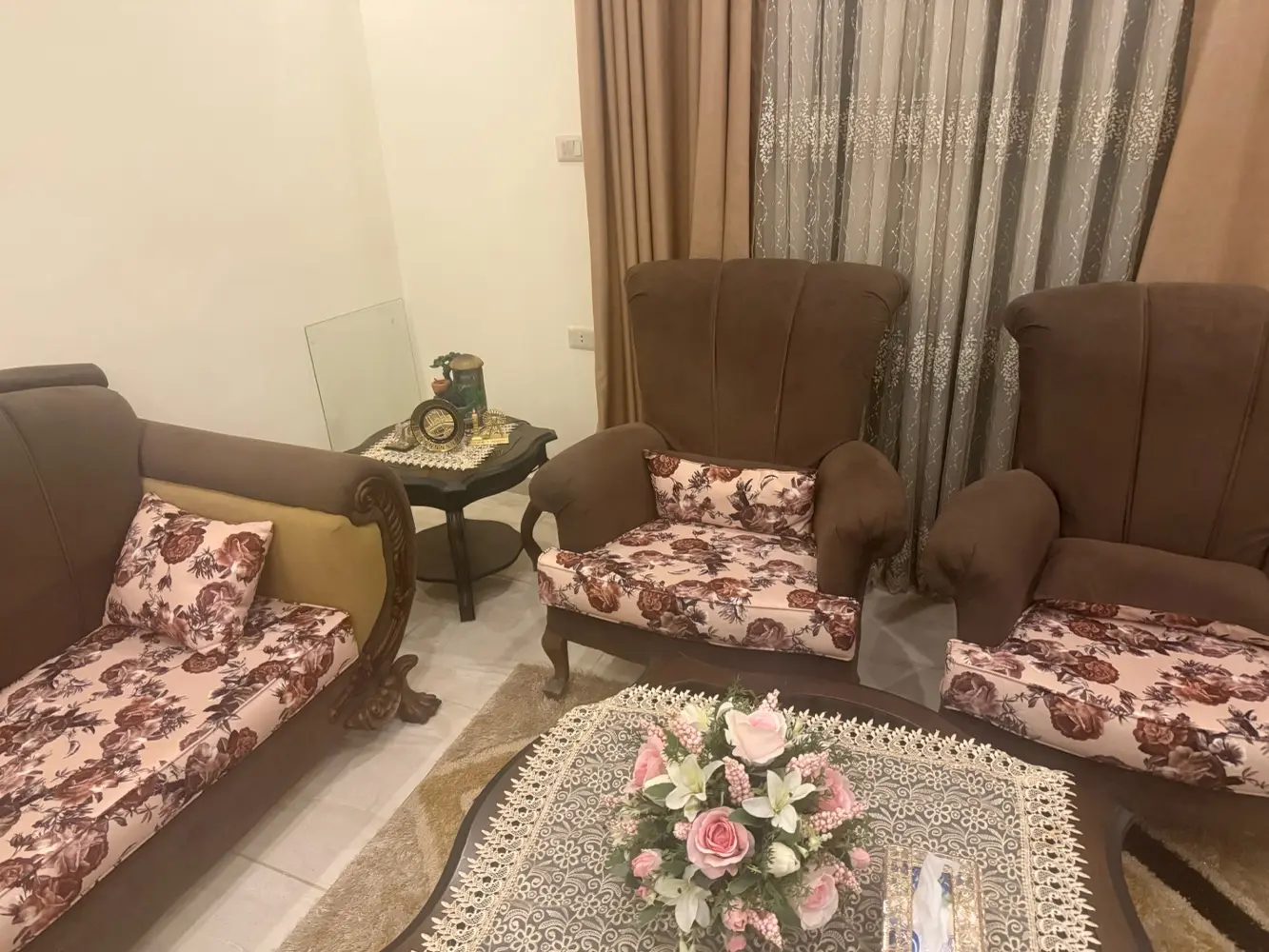 طقم كنب وطاوله سفره للبيع ٨ كراسي