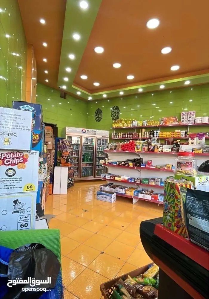 سوبر ماركت مجهز بالكامل جاهز للعمل للبيع بسعر مغري في انشط شوارع طبربور