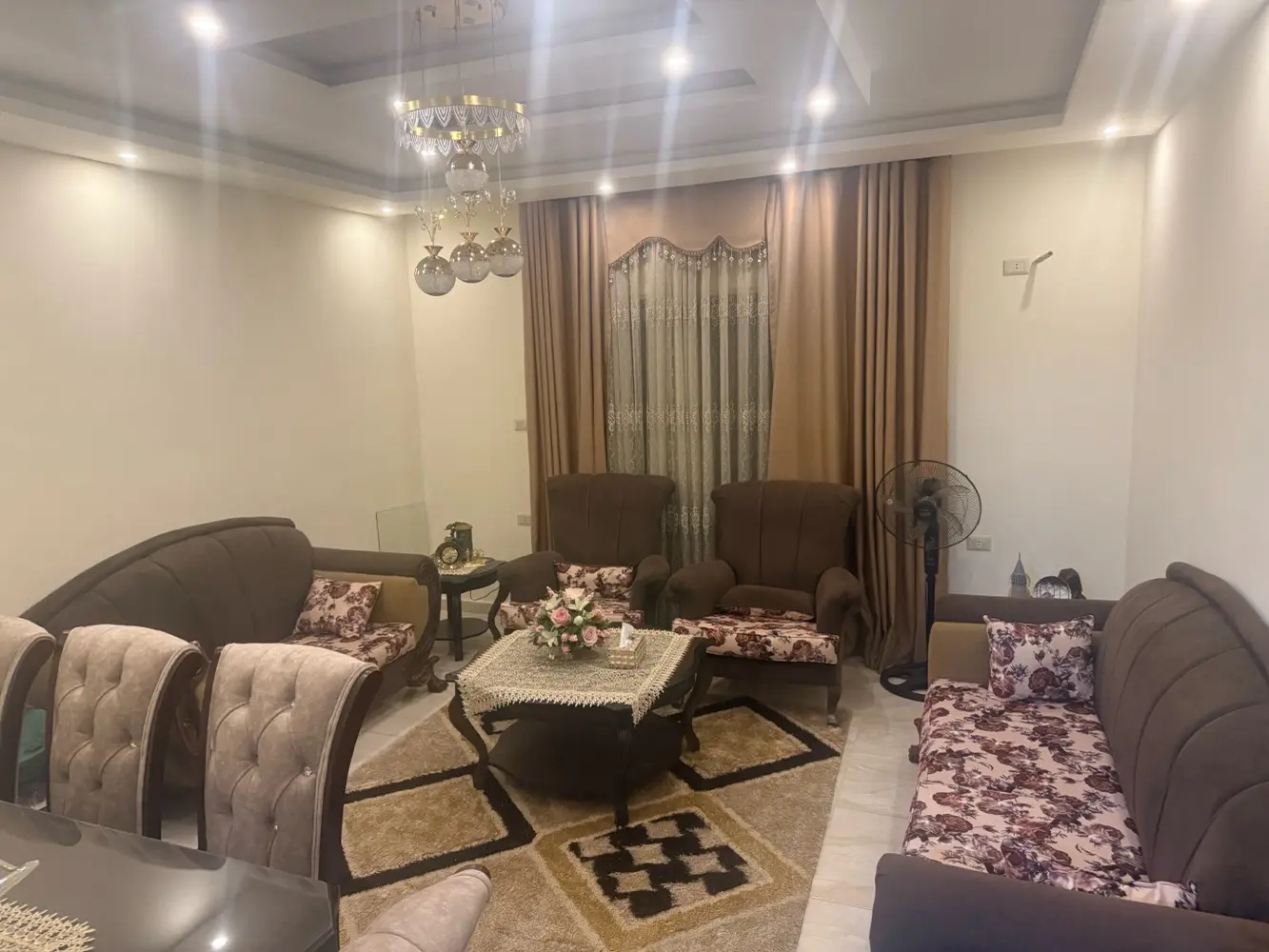 طقم كنب وطاوله سفره للبيع ٨ كراسي