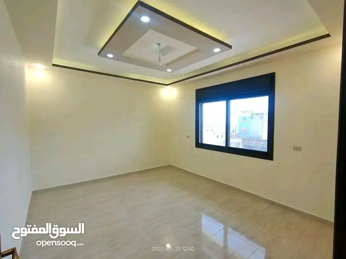 شقة 162 متر مع طاقة شمسية ومطبخ لامينيت عمرها سنتين البيع بسبب السفر