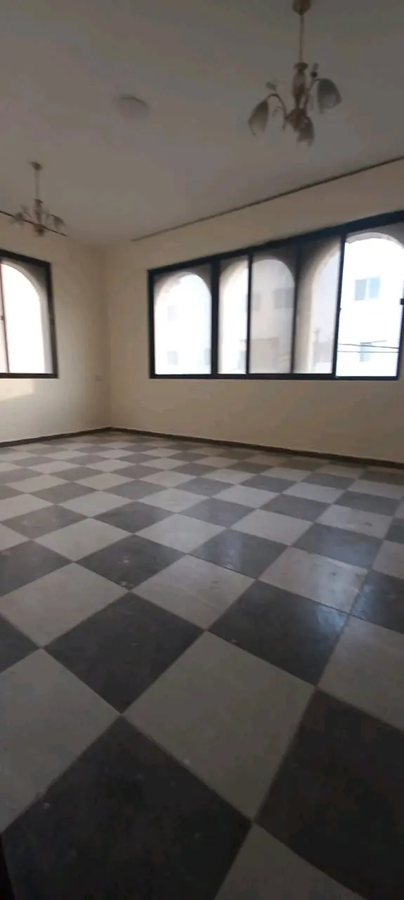 شقة طابقية مميزة للايجار في اربد الحي الشرقي