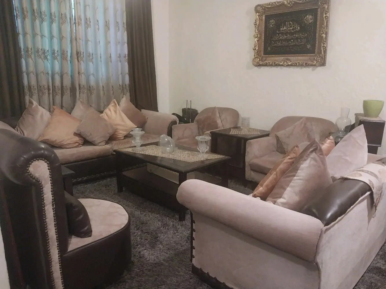 طقم كنب صالون ٩ مقاعد لون بني و ذهبي نظيف جداً