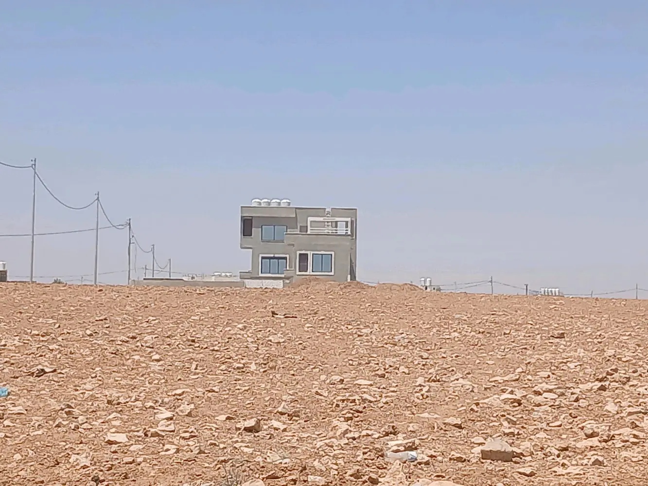 أرض للبيع قرب شارع المطار