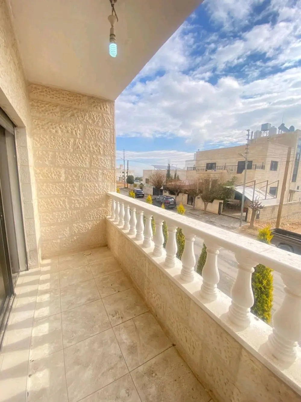 شقة جديدة طابق ثاني للبيع في ابو نصير حي الضياء بدفعة واقساط من المالك مباشرة