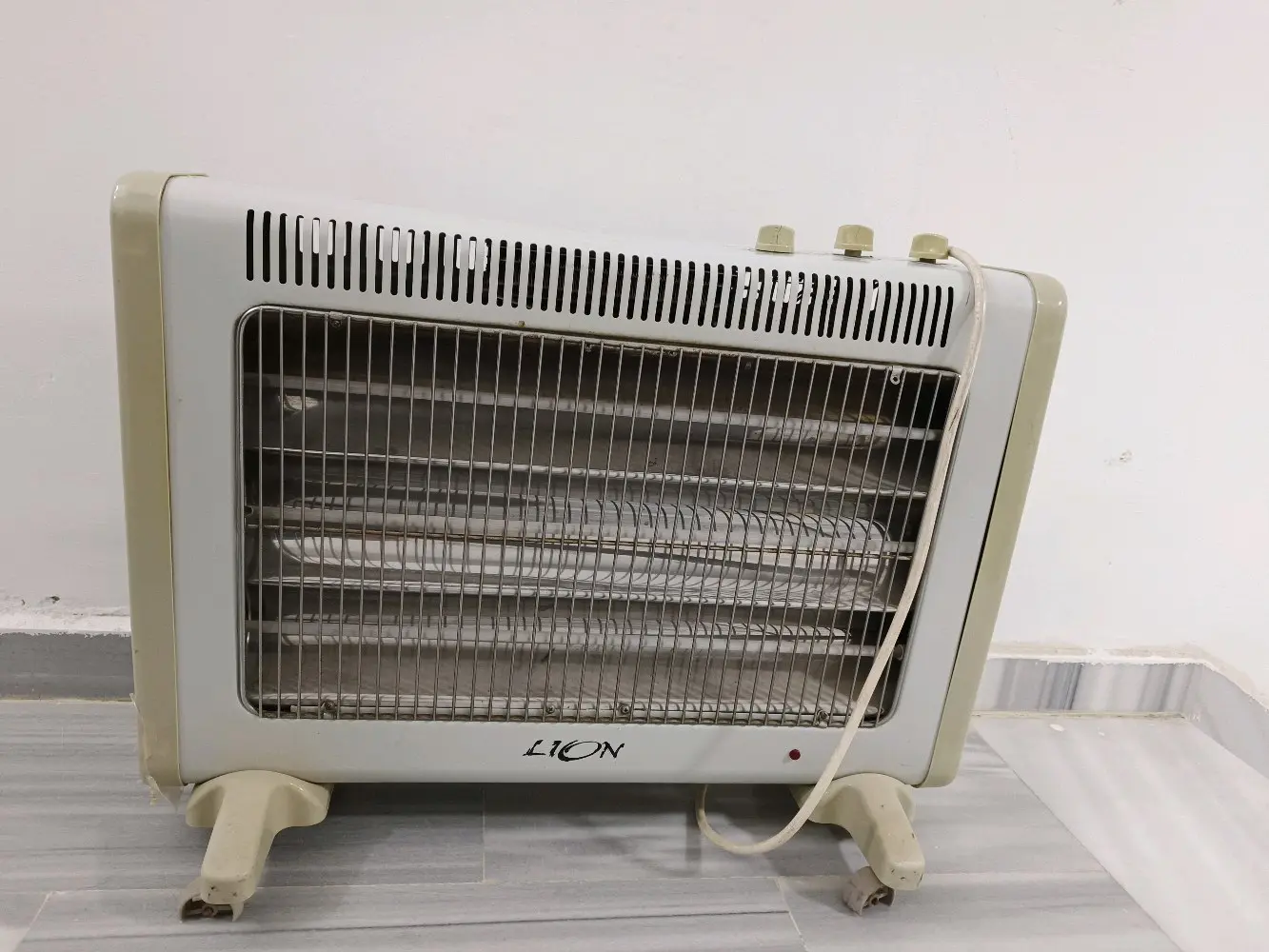 سجادة عدد 2 المقاس 3*380  ، مكنسه ، صوبة ، مكيف دفية حامي ، شفاط عدد2