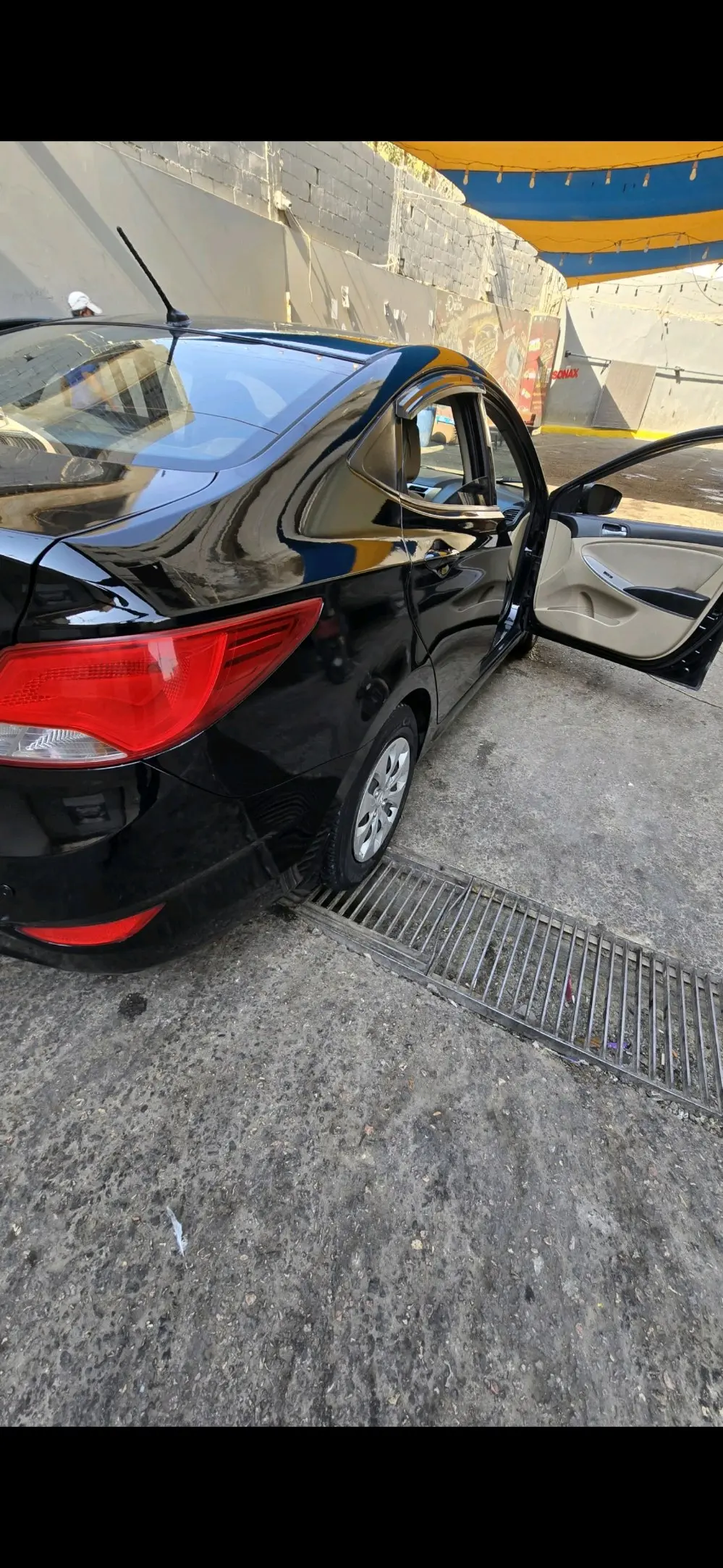 اكسنت 2016 لون أسود للبيع