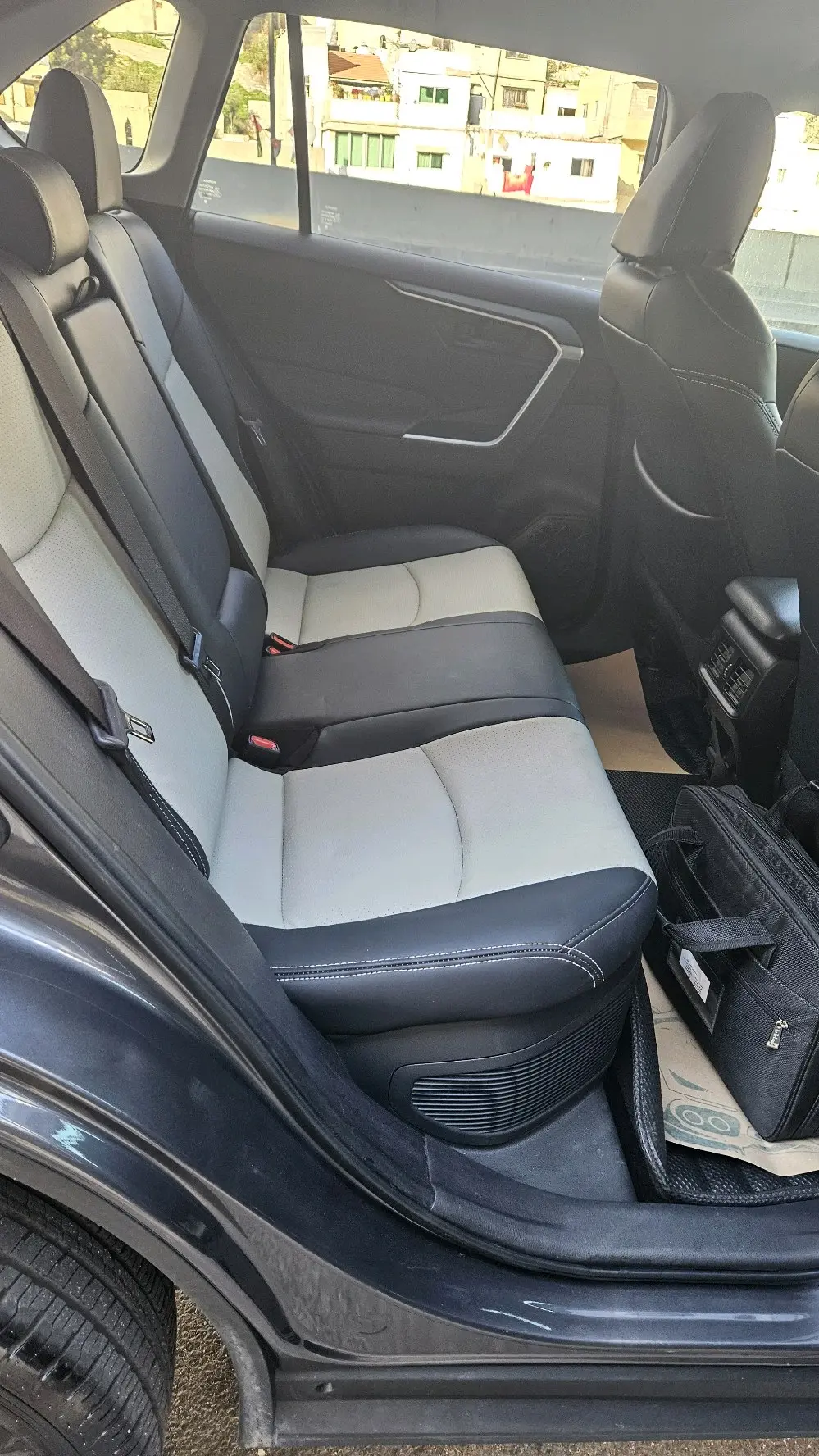 تويوتا راف 4 موديل 2024 LE   4*4 بحالة الوكاله