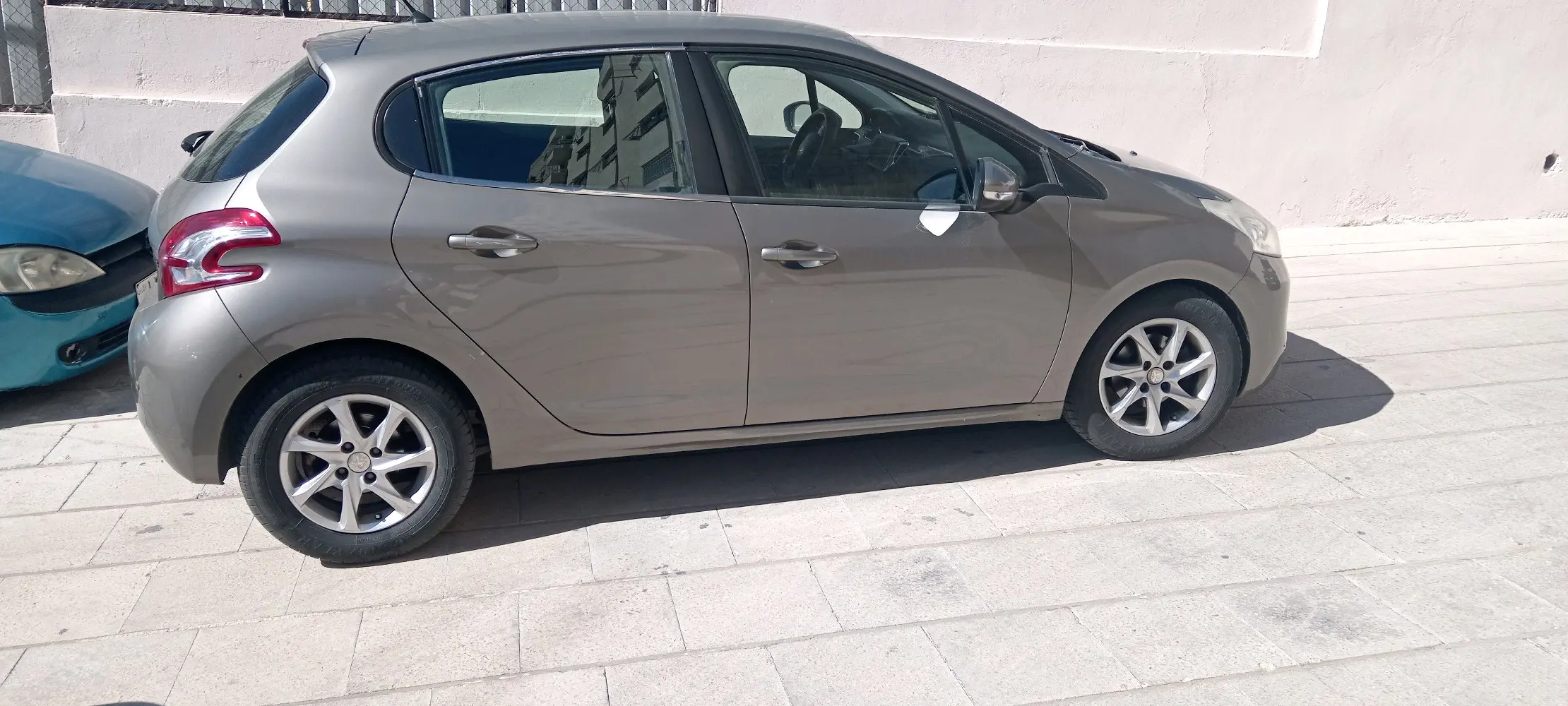 بيجو 208 للبيع موديل ٢٠١٥