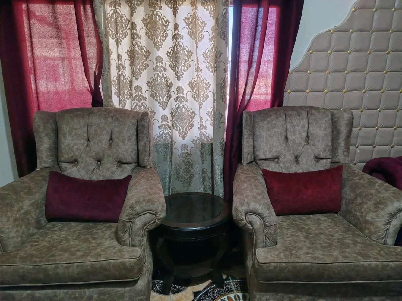 طقم كنب نوعية فاخرة وخشب ثقيل استخدام بسيط