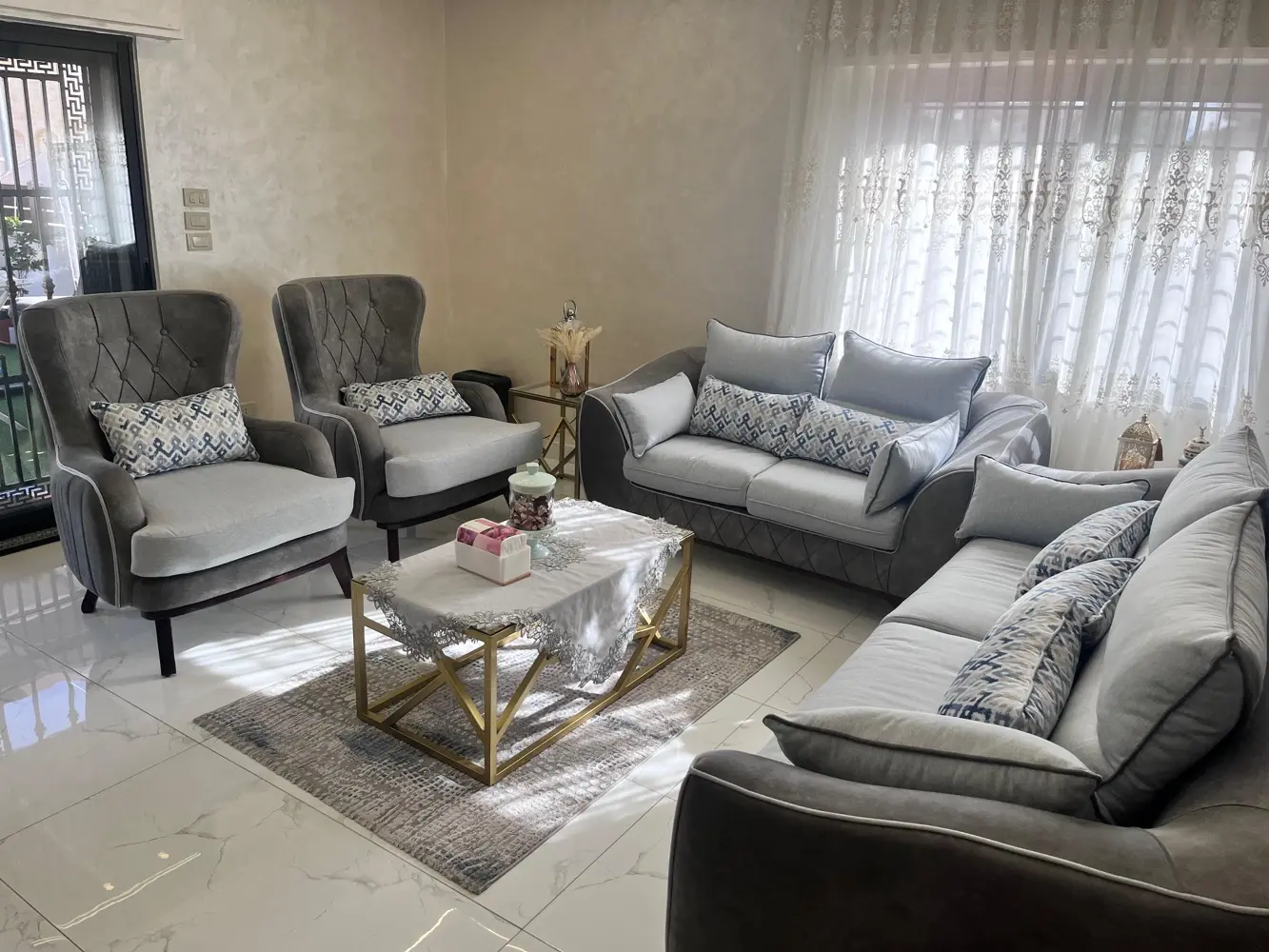 طقم كنب شبه جديد مع طاولات مع برادي