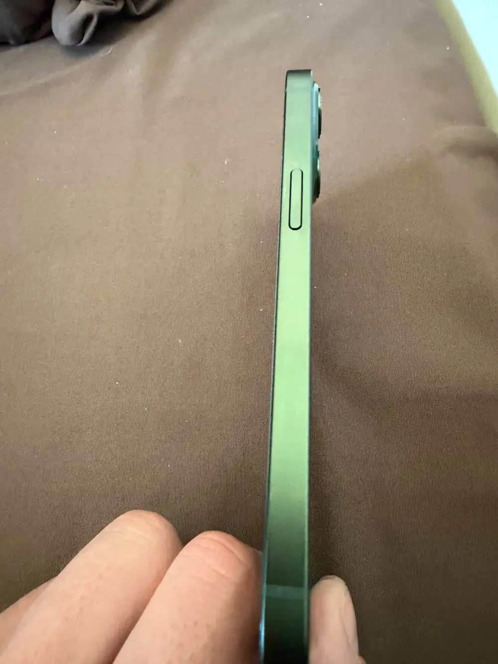 ايفون 13 زيتي وكاله ولا قحطه معاه كرتونه ووصلة شاحن وكفر