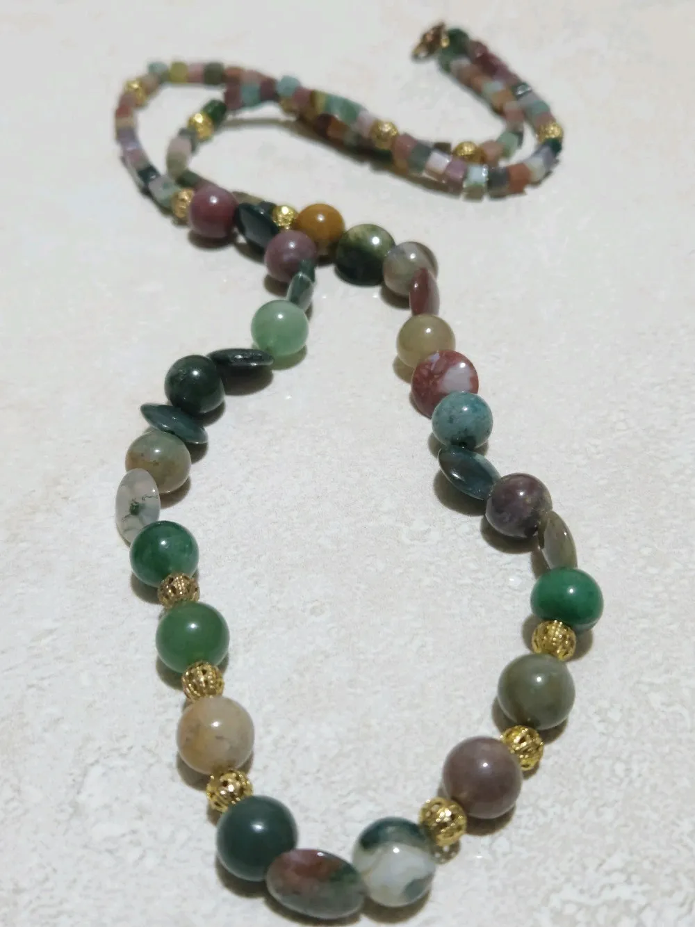 عقد من العقيق الطبيعي