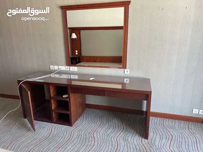 تسريحة تواليت لون عسلي خشب زان فاخر مع مراه فرنسية فاخرة للبيع بسعر مغري