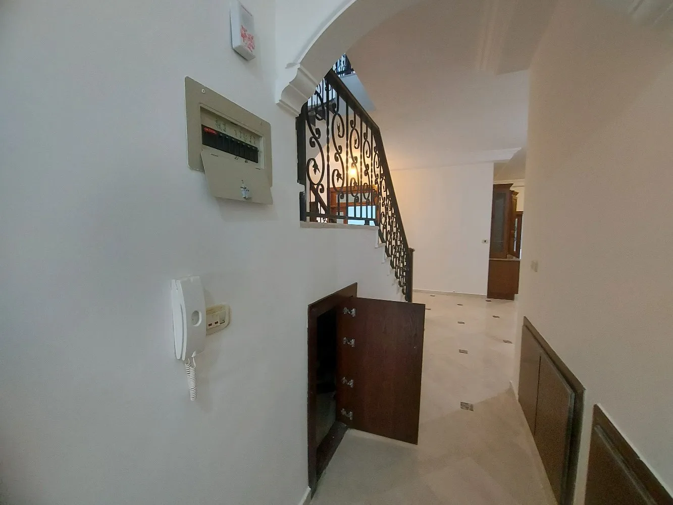 شقة مميزة مع روف ٣٥٠ خلدا