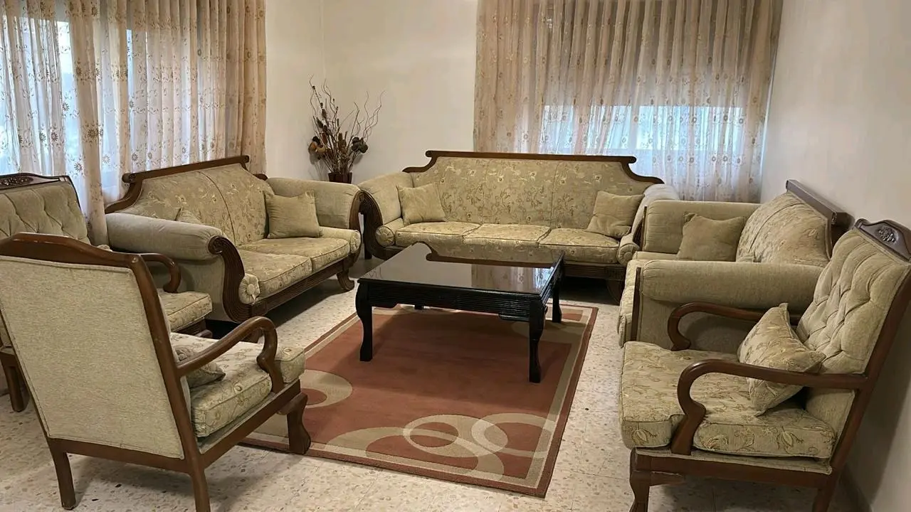كنب كلاسيكي فاخر للبيع مع كامل مستلزماته بسعر مميز