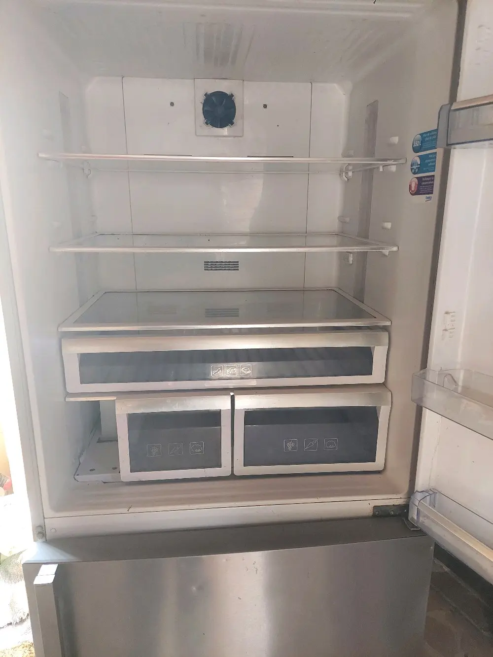 ثلاجة بيكو حديثة مع شاشة