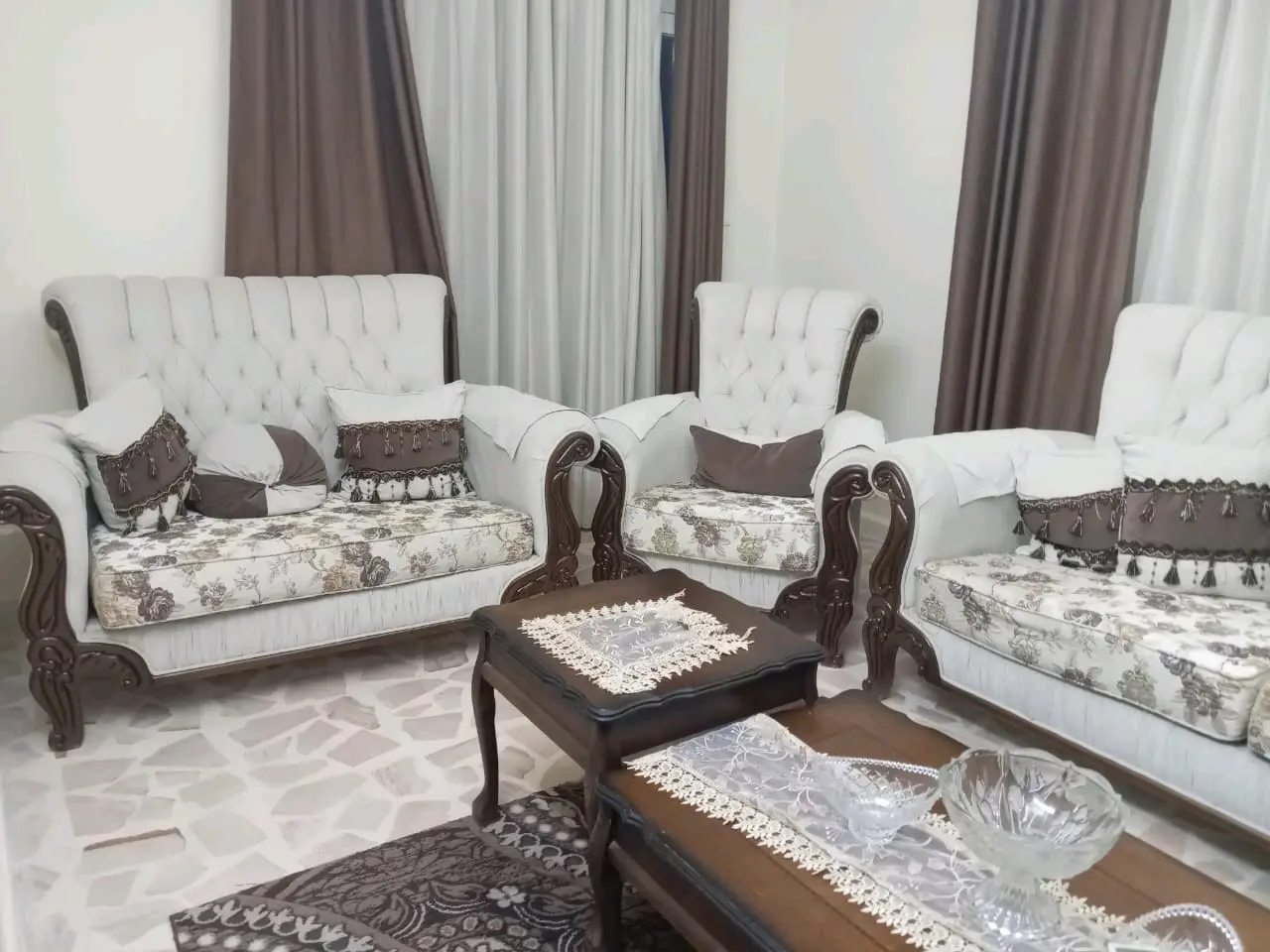 طقم كنب خشب زان ثقيل مكون من ٩ مقاعد نظيف وغير مدعوك