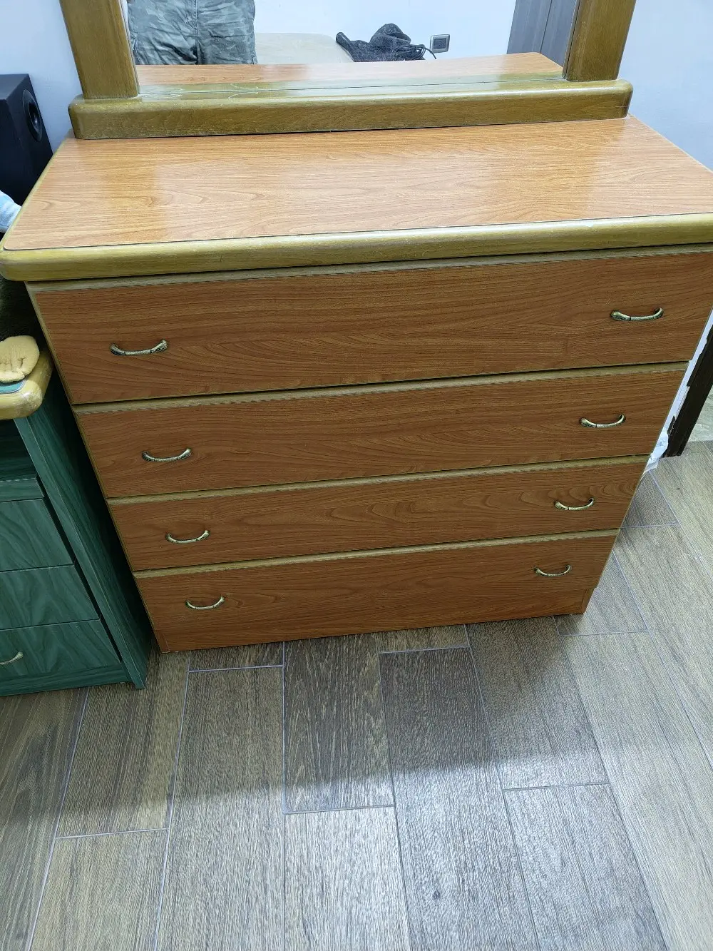 مكتب و كوميدينه مع رفوف خشب