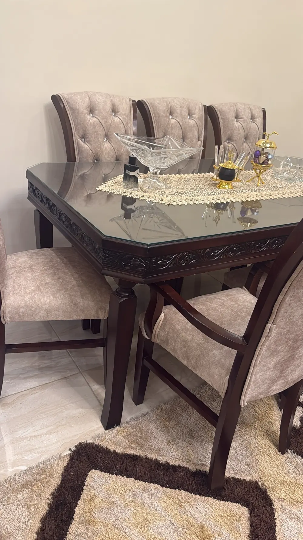 طقم كنب وطاوله سفره للبيع ٨ كراسي