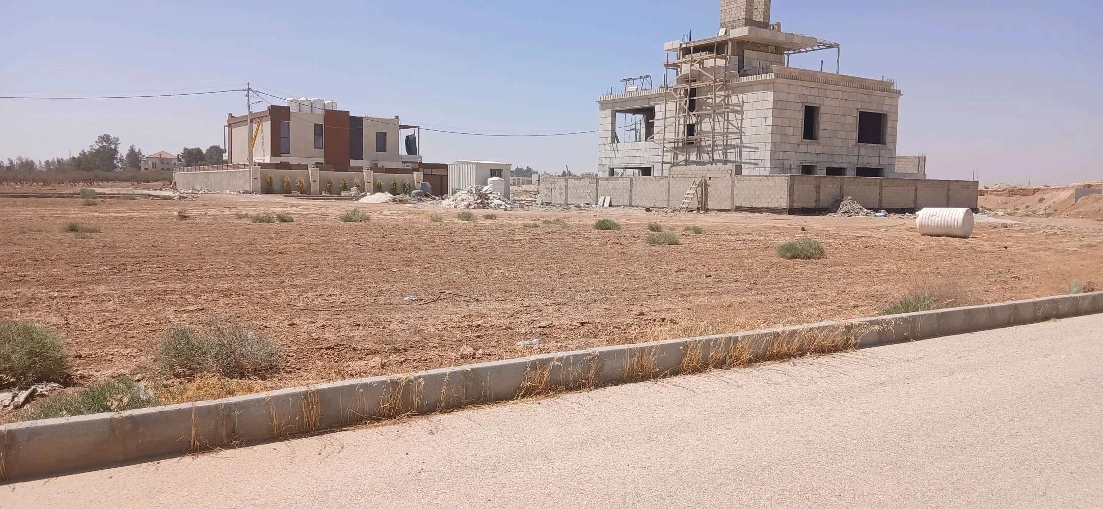 أرض مميزة قرب شارع المطار وجامعة إبن سينا الطبية