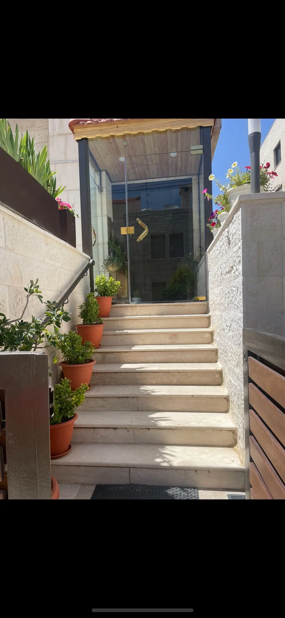 شقة ارضية دوبلكس بافخم وارقى مناطق ام اذينة من المالك