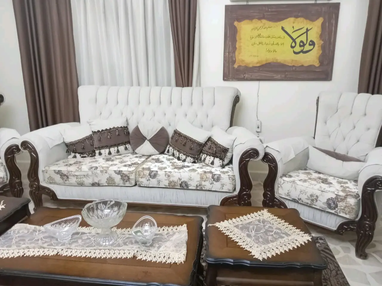 طقم كنب خشب زان ثقيل مكون من ٩ مقاعد نظيف وغير مدعوك