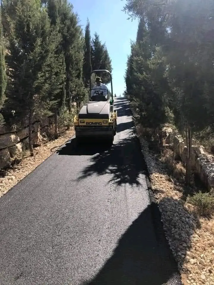 مختصون في تزفيت الساحات وتزفيت امام المخازن وتزفيت الشاليهات 0776155618