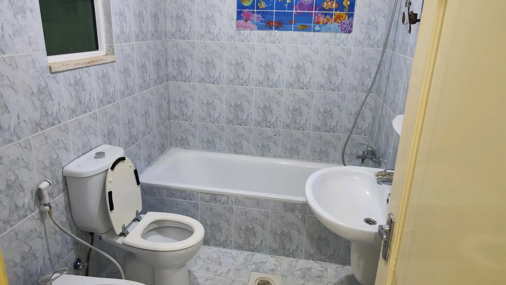 شقه سكنيه للأيجار الربعي في البتراوي خلف الاكاديميه الامريكيه