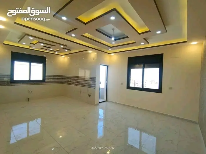 شقة 162 متر مع طاقة شمسية ومطبخ لامينيت عمرها سنتين البيع بسبب السفر