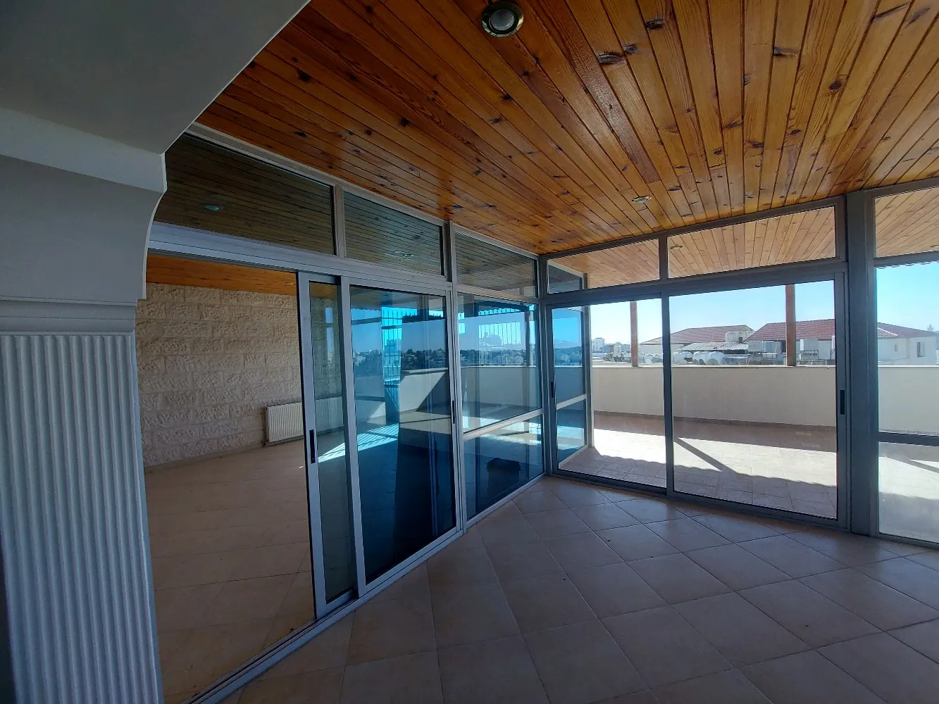 شقة مميزة مع روف ٣٥٠ خلدا