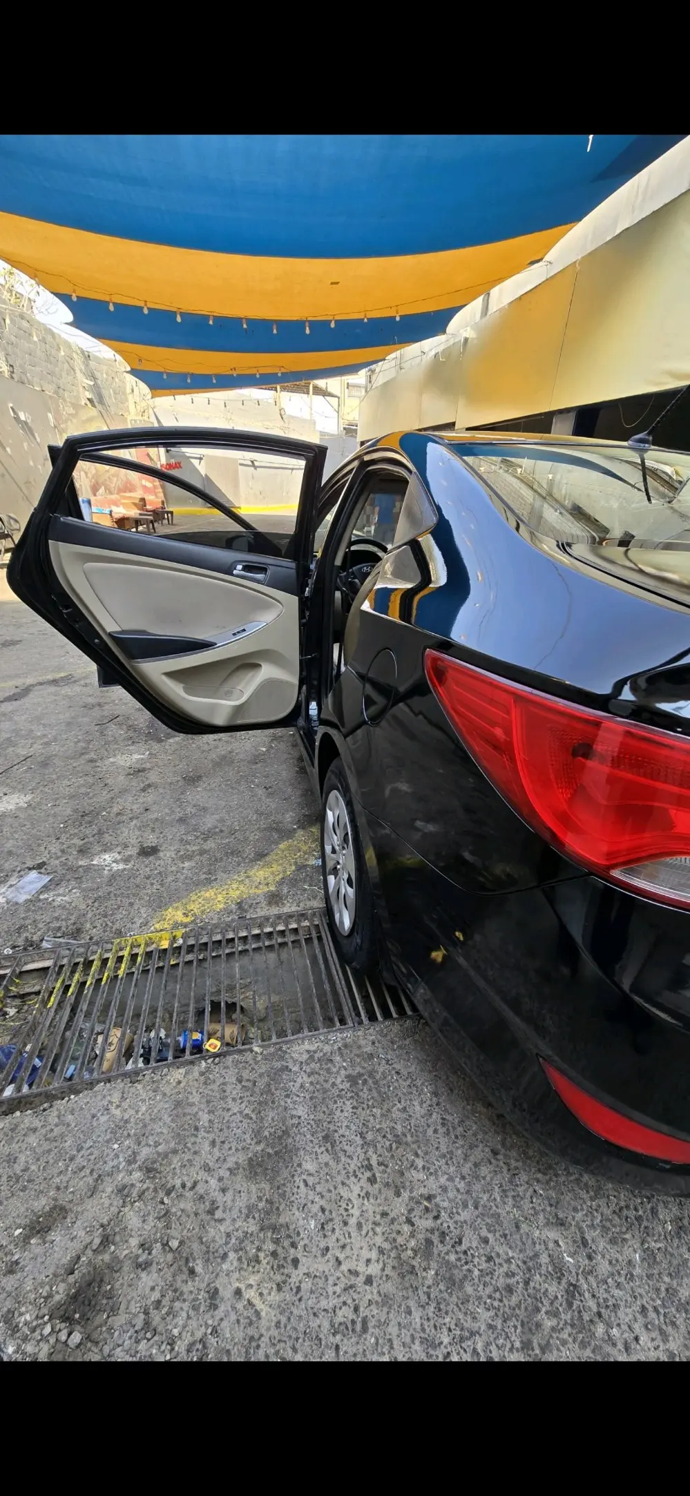 اكسنت 2016 لون أسود للبيع