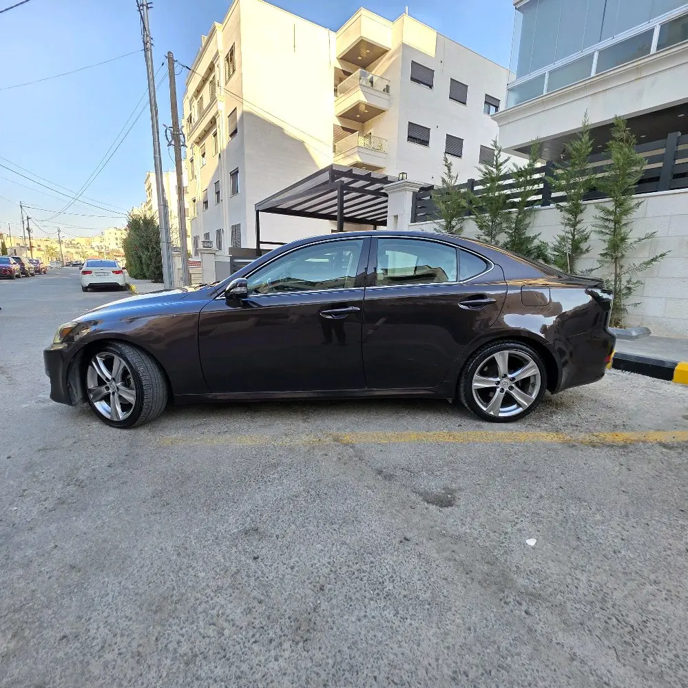 لكزس is250 موديل 2012 اعلى مواصفات ممشى قليل بسعر مميز