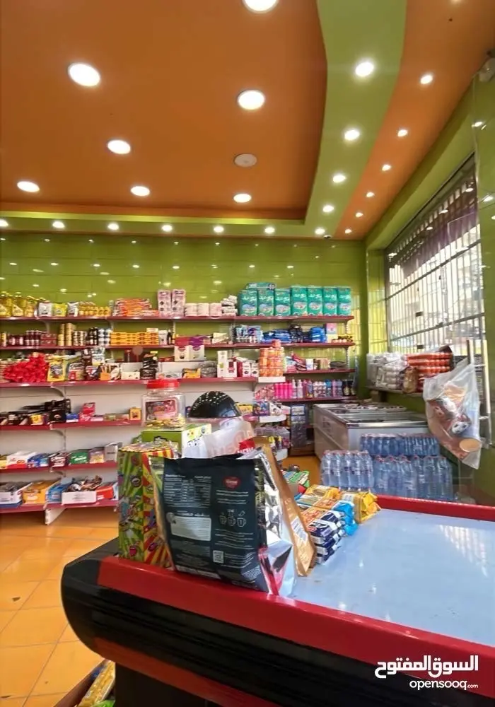 سوبر ماركت مجهز بالكامل جاهز للعمل للبيع بسعر مغري في انشط شوارع طبربور