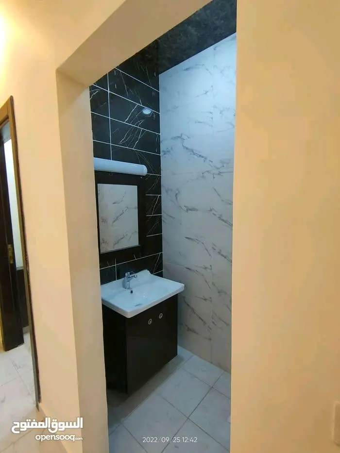 شقة 162 متر مع طاقة شمسية ومطبخ لامينيت عمرها سنتين البيع بسبب السفر